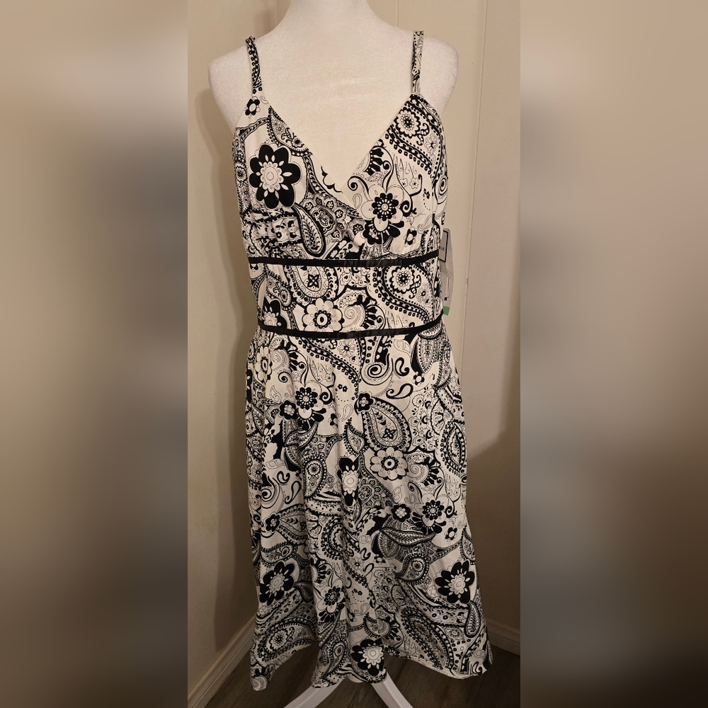 Black and White Paisley Women's Dress NWT Size L